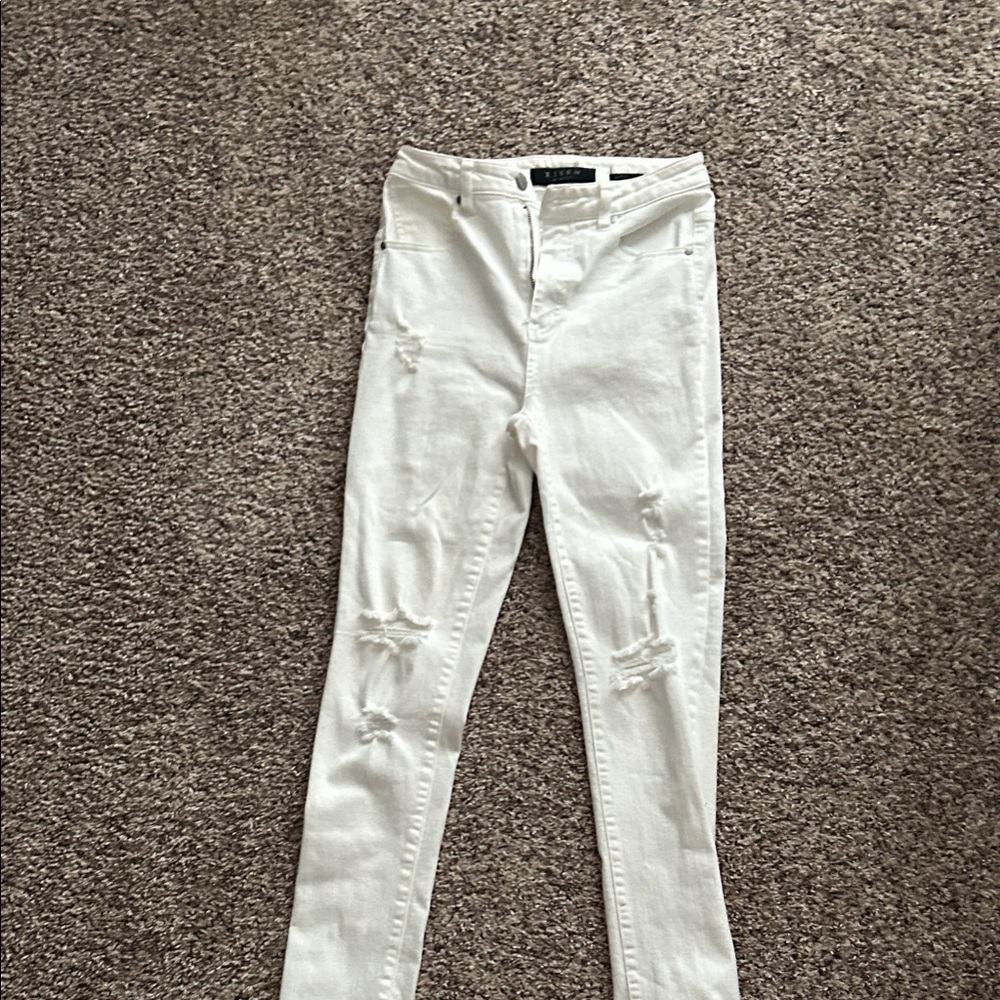 Elegant White Distressed Skinny Jeans